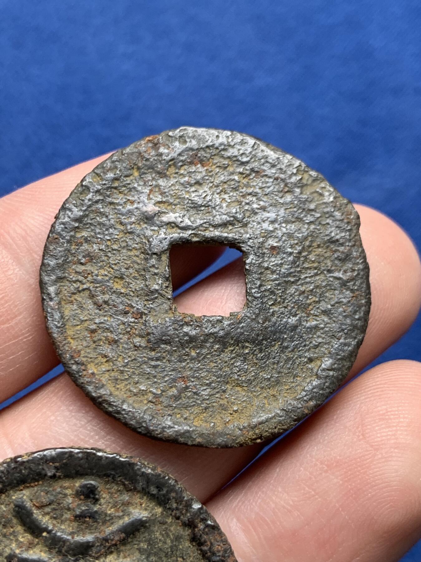 《竞宝斋》第434场 周日，周一2场连拍 （全场包邮） 两枚一组 南宋淳熙铁钱 南宋.孝宗年间公元1174-1189年铸造，背月双星.折三铁钱，大字版和小字一对。千年铁钱，字口保存不错。