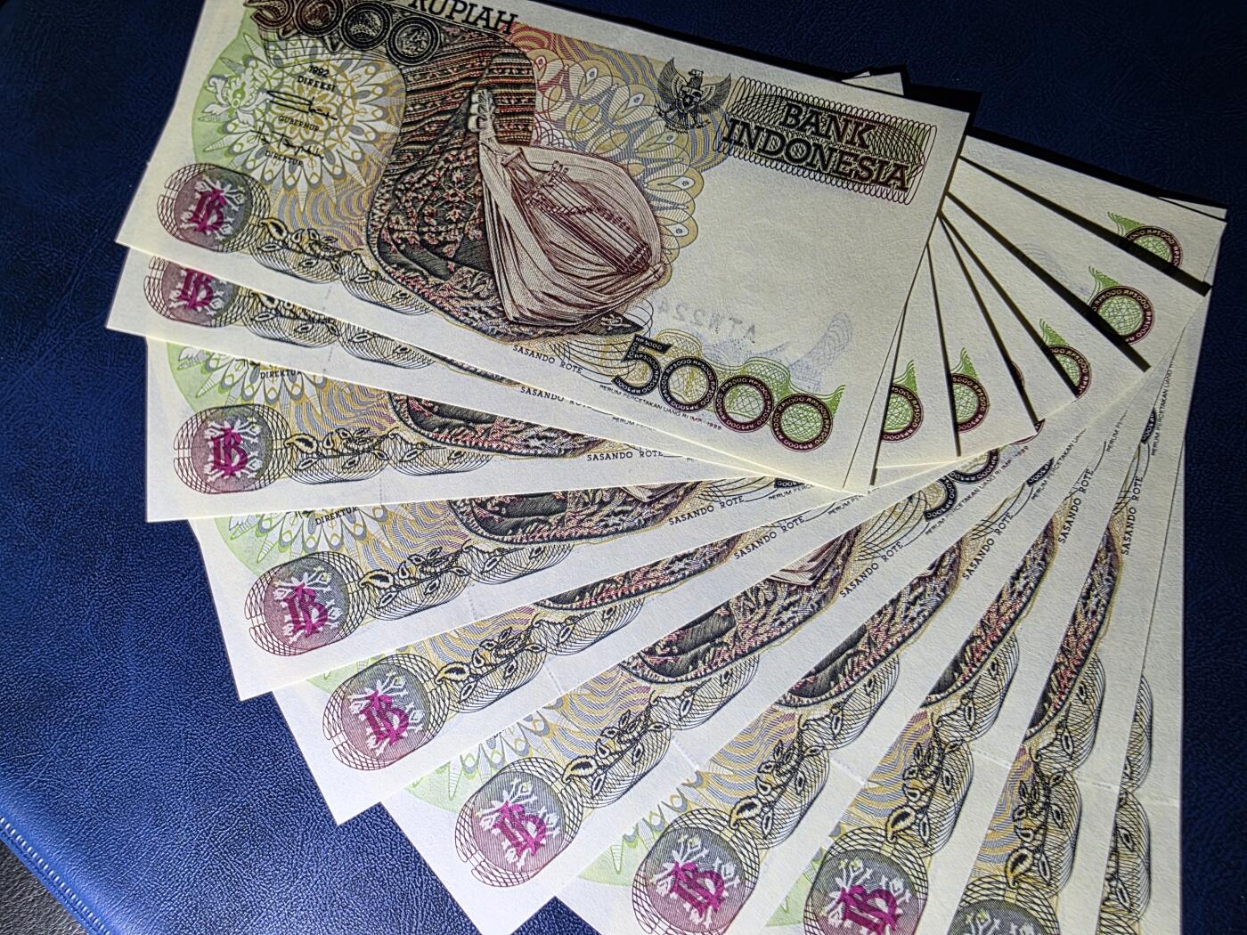 叁拾收藏第33期 印度尼西亚92年5000卢比10张连号（三色湖，克里穆图火山） UNC