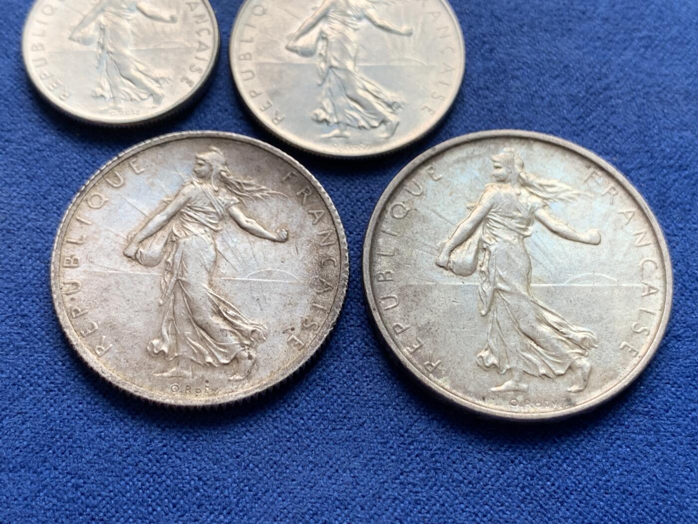 《竞宝斋》第434场 周日，周一2场连拍 （全场包邮） 四枚一组 法国行走女神，5法郎，2法郎，1法郎和2/1法郎，其中2法郎最早期1916年，其中2枚银币 著名雕刻师o'roty作品