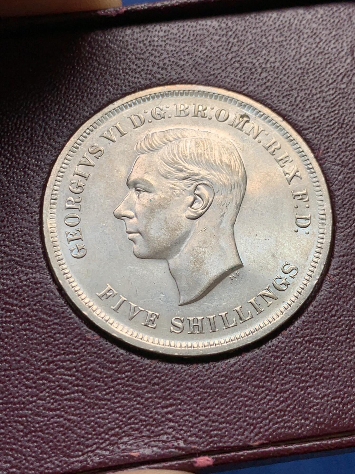 《竞宝斋》第434场 周日，周一2场连拍 （全场包邮） 英国1951年乔治六世马剑1克朗 两枚一组 带两种不同原盒 细节见图