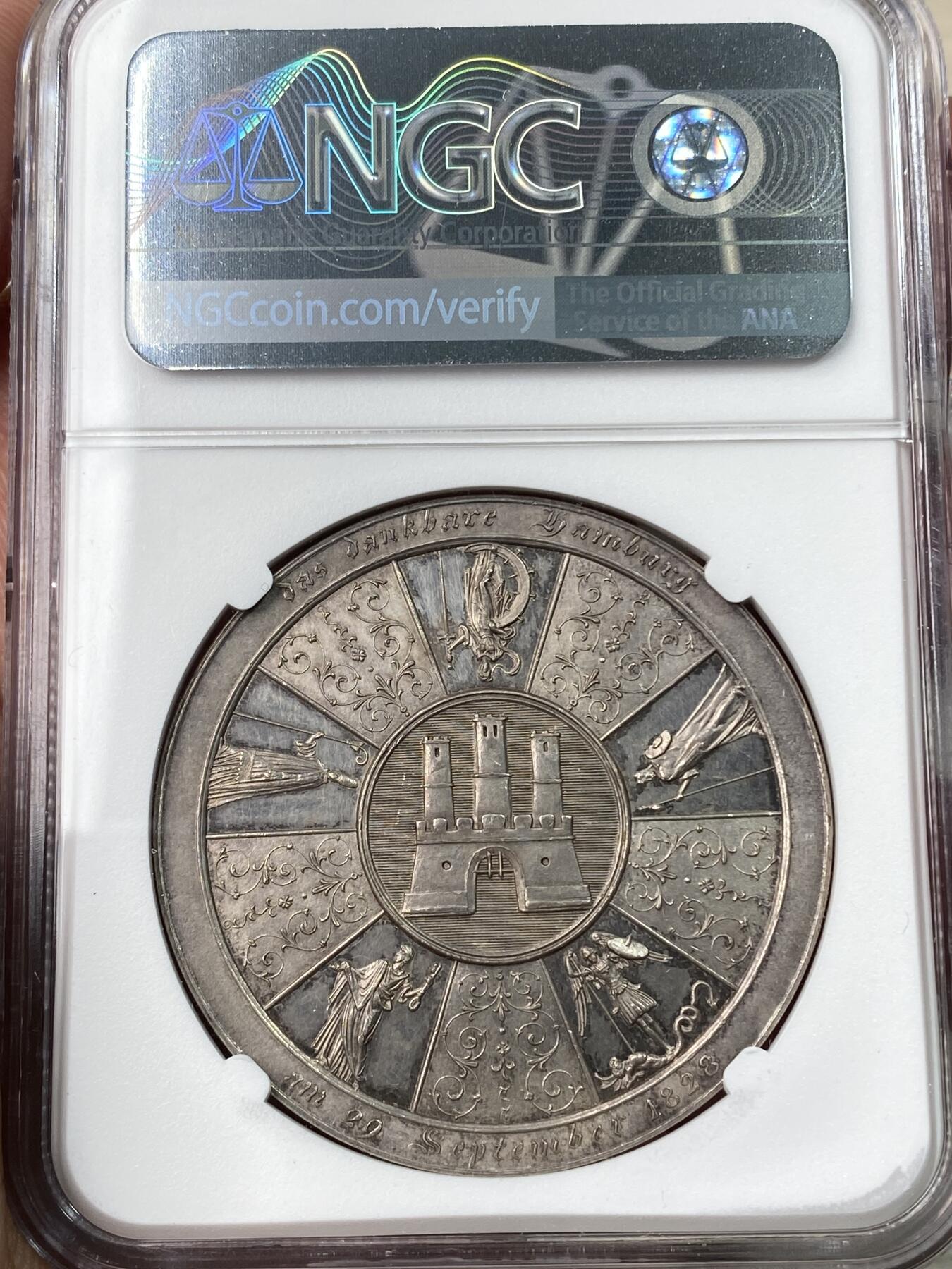 万国钱币拍卖第054期 NGC MS62 1828年德国汉堡纪念资产阶级宪法300周年大银章 正面汉堡市长与4位主教 背面5个教堂盾徽 300年前在宗教改革的影响下汉堡资产阶级宪法改革成功 德系名章之一 41.33MM 29G