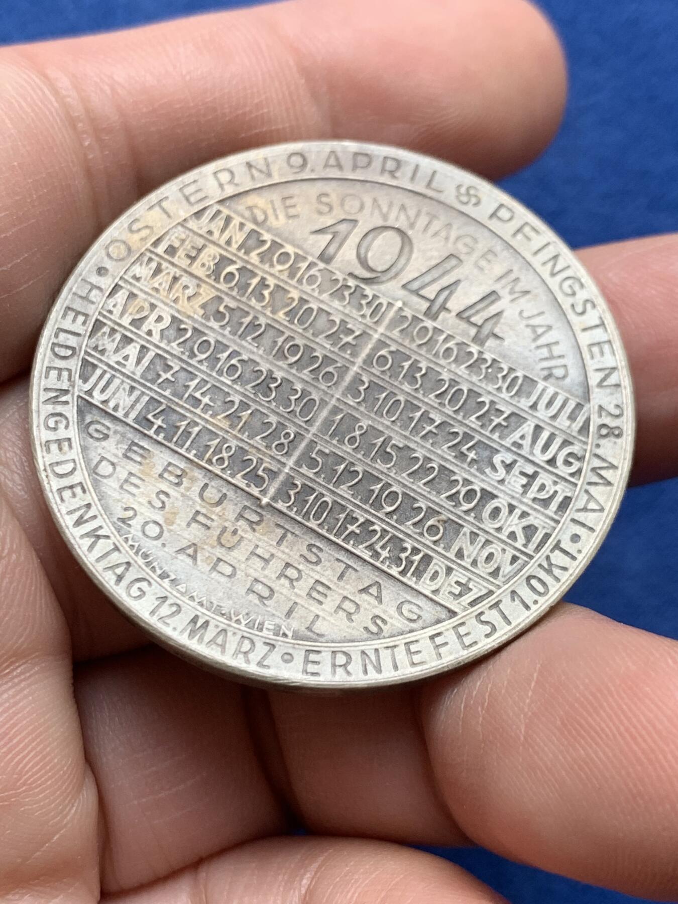 《竞宝斋》第434场 周日，周一2场连拍 （全场包邮） 1944年德国民族社会主义工人党党魁生日纪念大银章 罕见德系土星掌管日历银章 柏林厂铸 40MM 25.35克 背面下排书：GEBURTSTAG DES FUHRERS 20.APRIL 庆祝4月20日元首生日