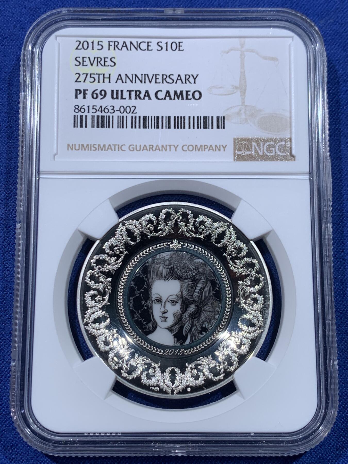 《竞宝斋》第434场 周日，周一2场连拍 （全场包邮） NGC PF69UC 法国2015年法兰西瑰宝-赛夫尔陶瓷10欧精制纪念银币（16.8克重，900银，币径37MM，限量发行5千枚，盒证齐全，袖珍银盘镶嵌陶瓷艺术品，回光流转熠熠生辉！）