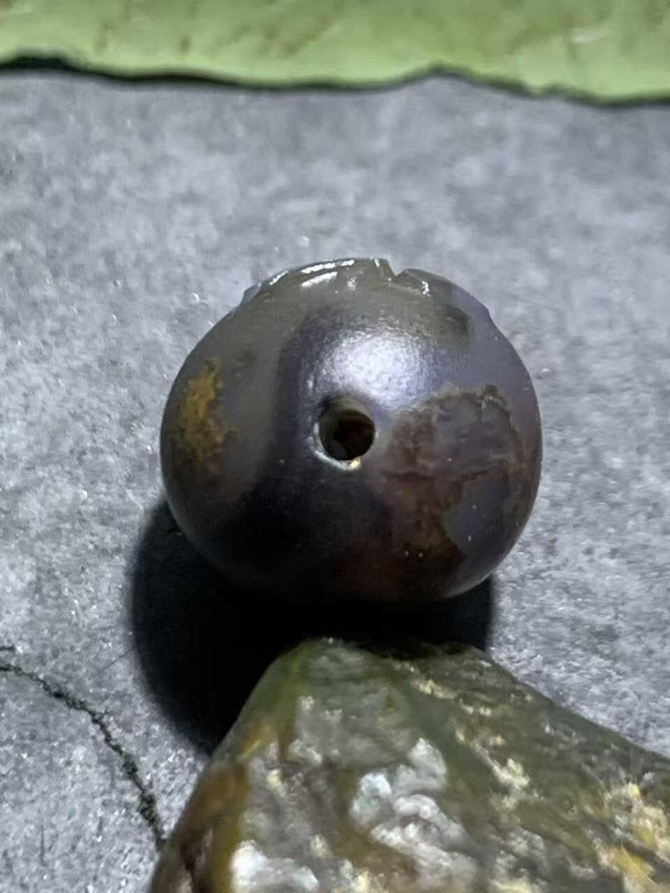 精美亚光风化纹冻料战国红玛瑙手工雕刻缘字随形珠一颗！