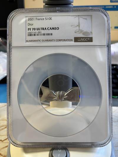 第180期拍卖【长期征集拍品】【北京币展专场】 - NGC PF70-2021年法国瑰宝迪奥dior10欧元纪念币无盒无证书，迪奥蝴蝶结，很美，发行量稀少，999银，22.2克，发行5000枚