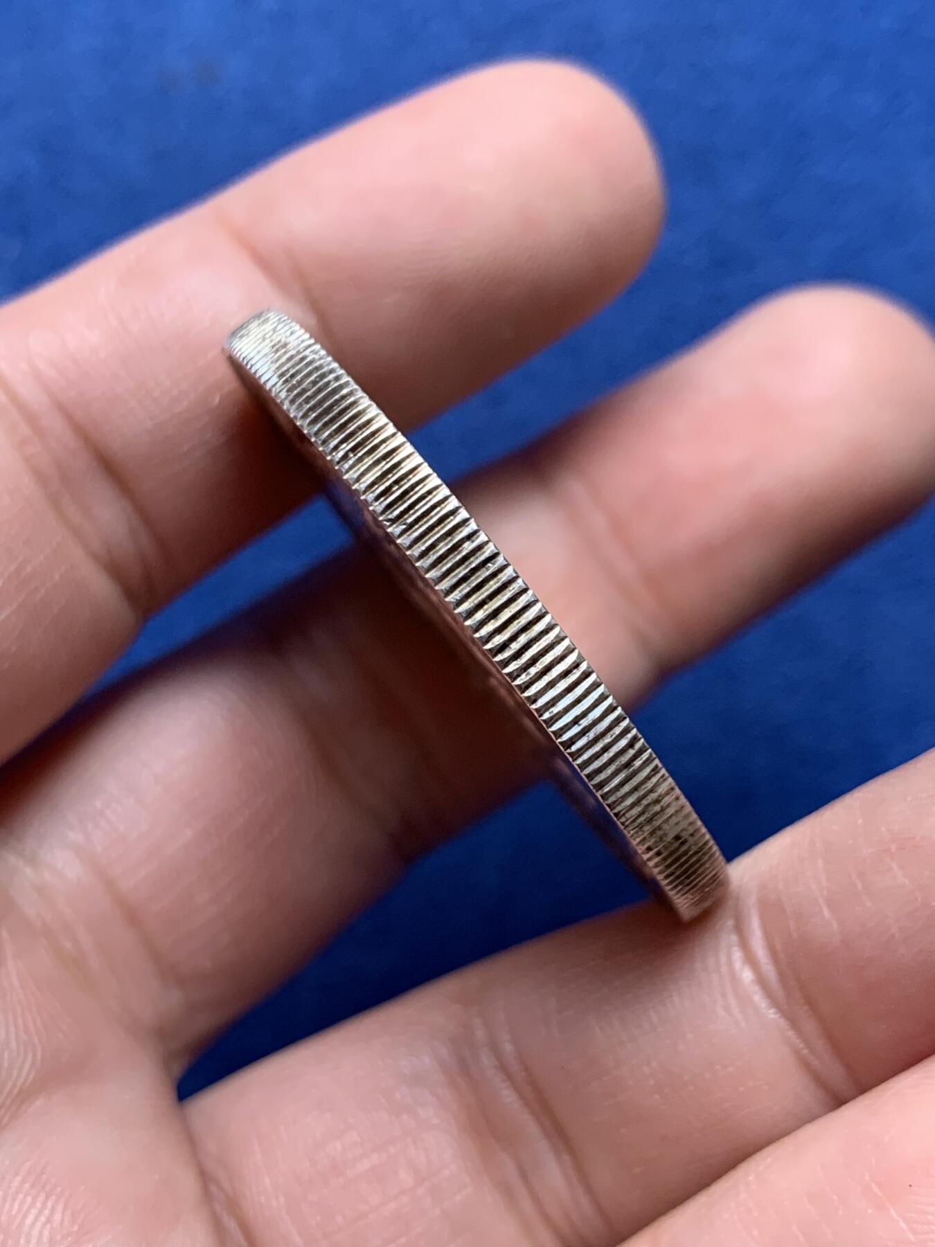 《竞宝斋》第434场 周日，周一2场连拍 （全场包邮） 毛里求斯1977年女王登基25周年28.46克大银币 带彩包浆