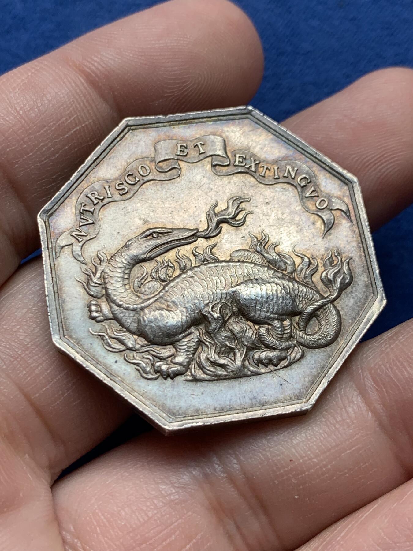 《竞宝斋》第434场 周日，周一2场连拍 （全场包邮） 法国卢瓦-谢尔省火灾互助保险八角银代币 27.9克 36.5mm 丰饶角1银标 大号铠甲龙 细节见图