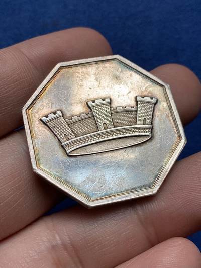 《竞宝斋》第434场 周日，周一2场连拍 （全场包邮） - 法国城市人寿保险公司八角银质代币，城堡王冠图，丰饶角AR边铭，35mm，20克