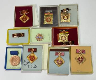 韵星假日精品2025秋季军品类拍卖会-- Rimey Holidays Boutique 2025 Autumn Militaria Sale - 民主德国奖章一组带盒