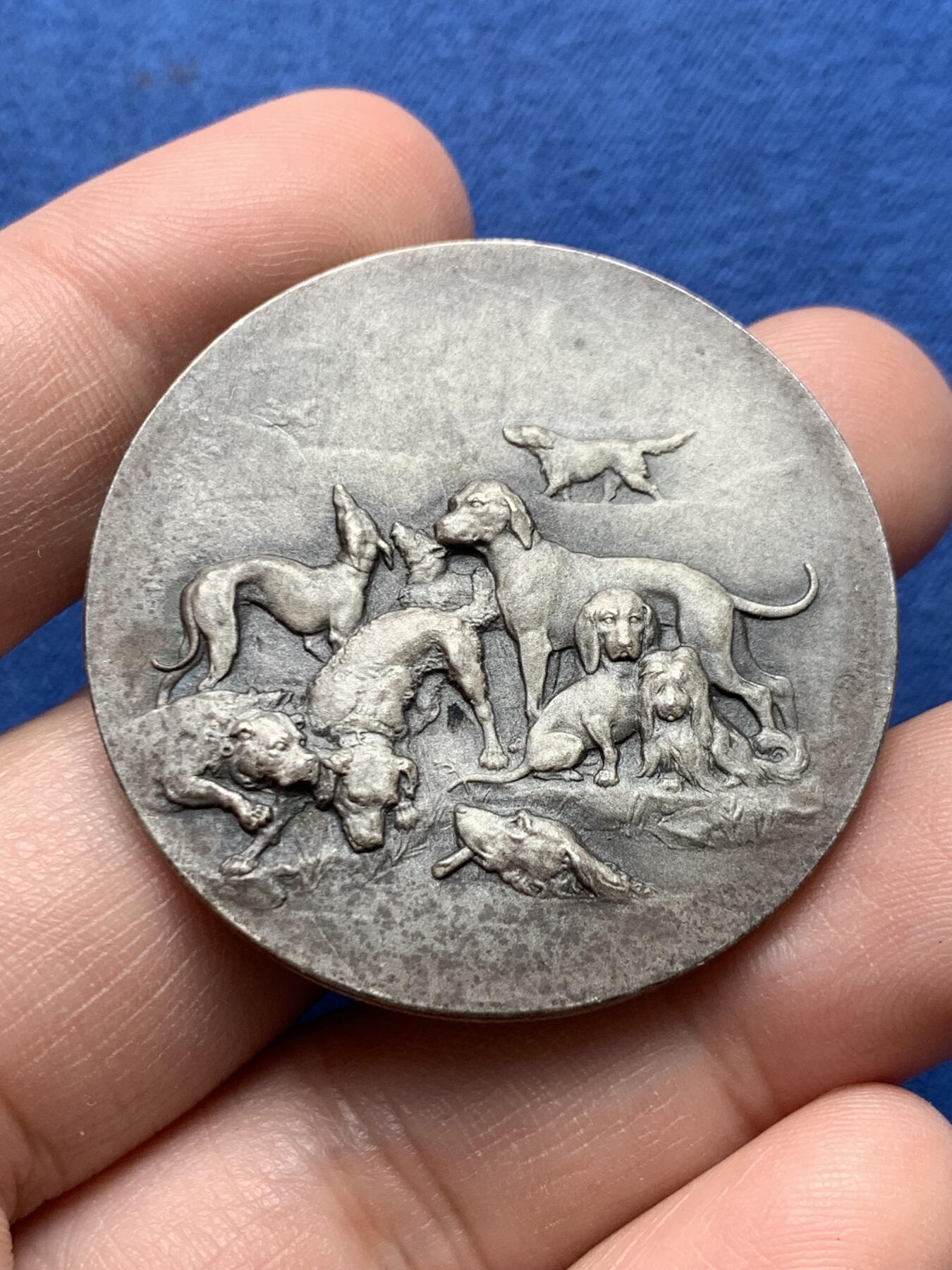 《竞宝斋》第434场 周日，周一2场连拍 （全场包邮） 法国 1934 犬类协会 镀银铜章 高浮雕 细节都不错 29.5克 41.3mm