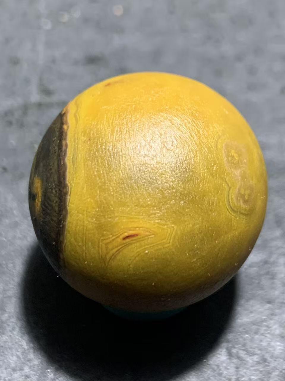 精美亚光鸡油黄战国红玛瑙原皮天眼纹2.0圆珠一个！