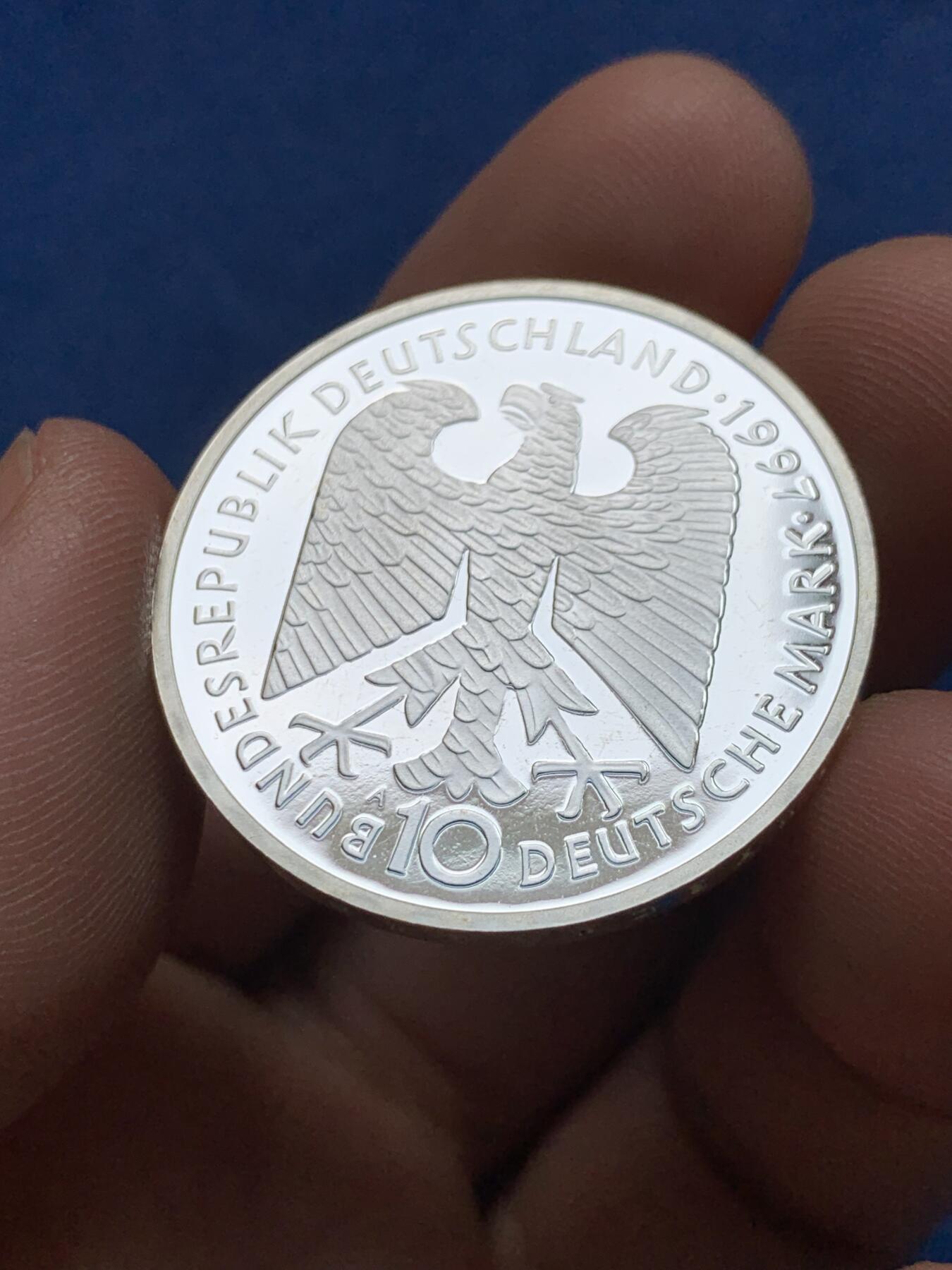 《竞宝斋》第434场 周日，周一2场连拍 （全场包邮） 德国1997年海因里希·海涅10马克精制银币A版 15.5克，625银，发行量：15W出头，国外售价在40美元左右。