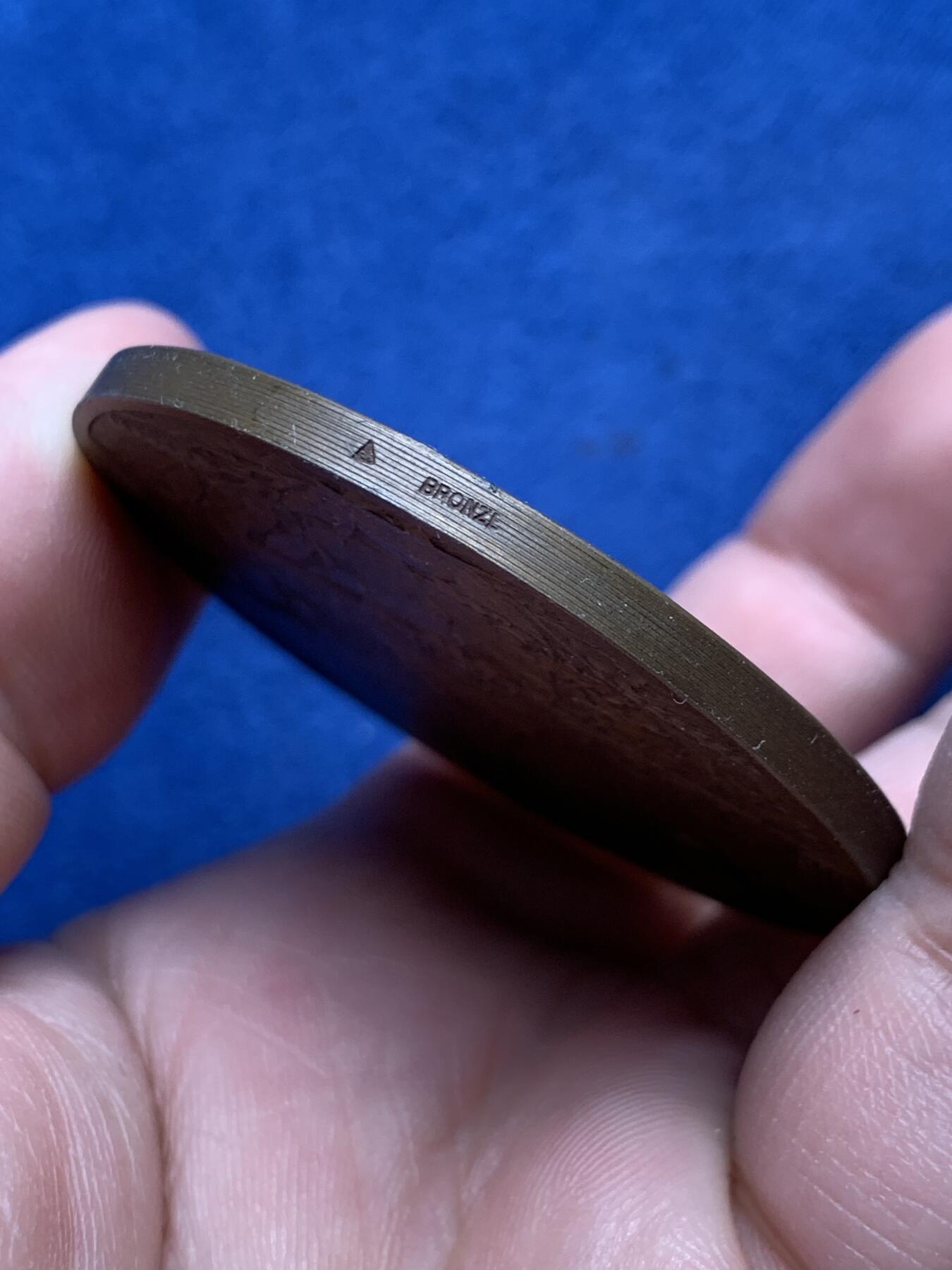 《竞宝斋》第434场 周日，周一2场连拍 （全场包邮） 法国1928年女神大铜章 手持丰饶角 细节清晰 背面埃菲尔铁塔 61.1克 49.8mm 三角铜标