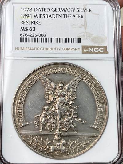 万国钱币拍卖第054期 - NGC MS63 1894年（1978年后铸）黑森-达姆施塔特-威斯巴登国家剧院重新开幕纪念银章 浮雕淡玫瑰彩