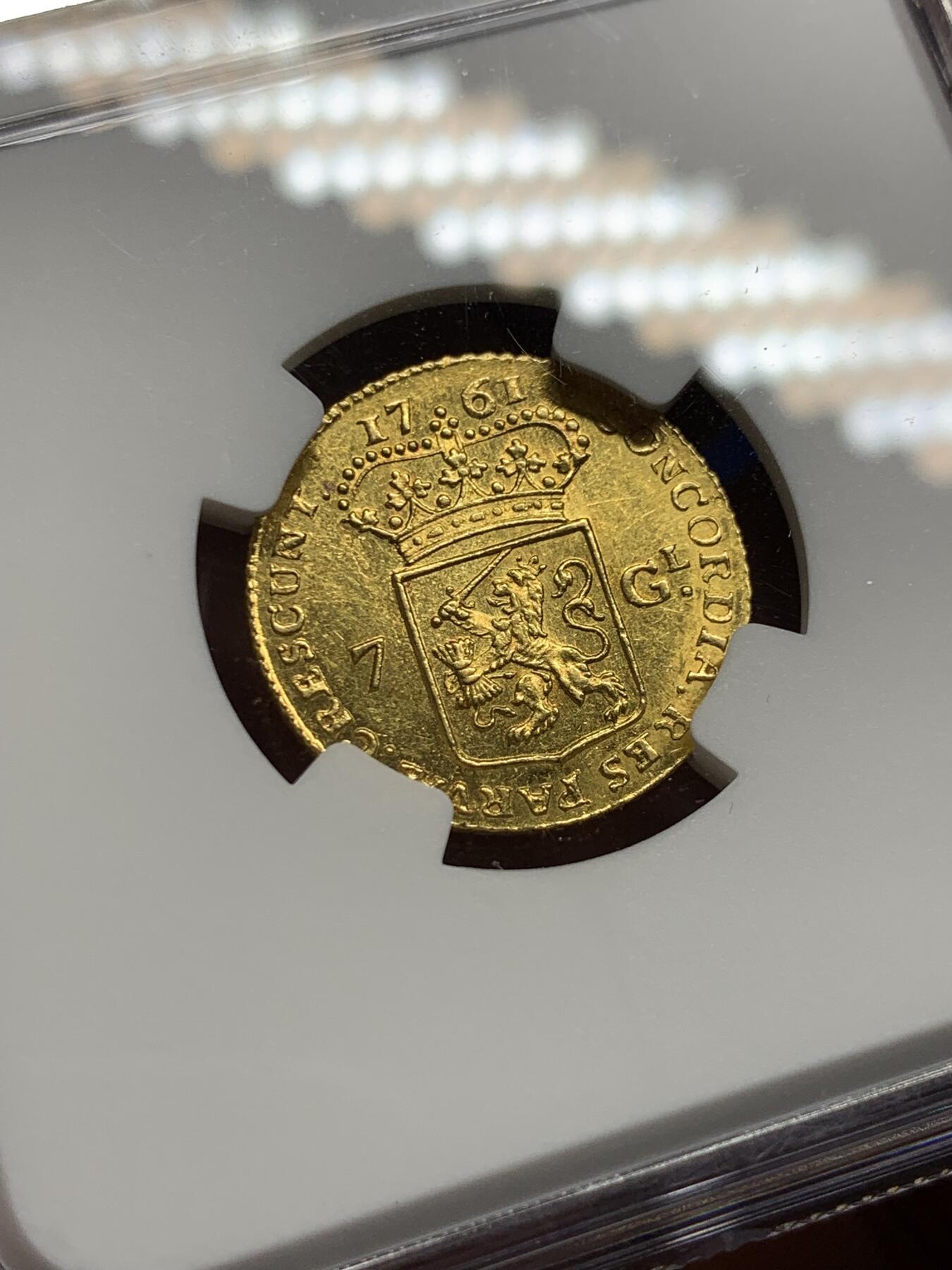 《竞宝斋》第434场 周日，周一2场连拍 （全场包邮） 最稀少的省 NGC MS62 荷兰 1761年 格罗宁根省和奥默兰登省 7盾 马剑金币 4.965克 看到100个乌特勒支大马剑也见不到一个格罗宁根，银马剑几年没见到了，金的还好，也很缺 值得收藏