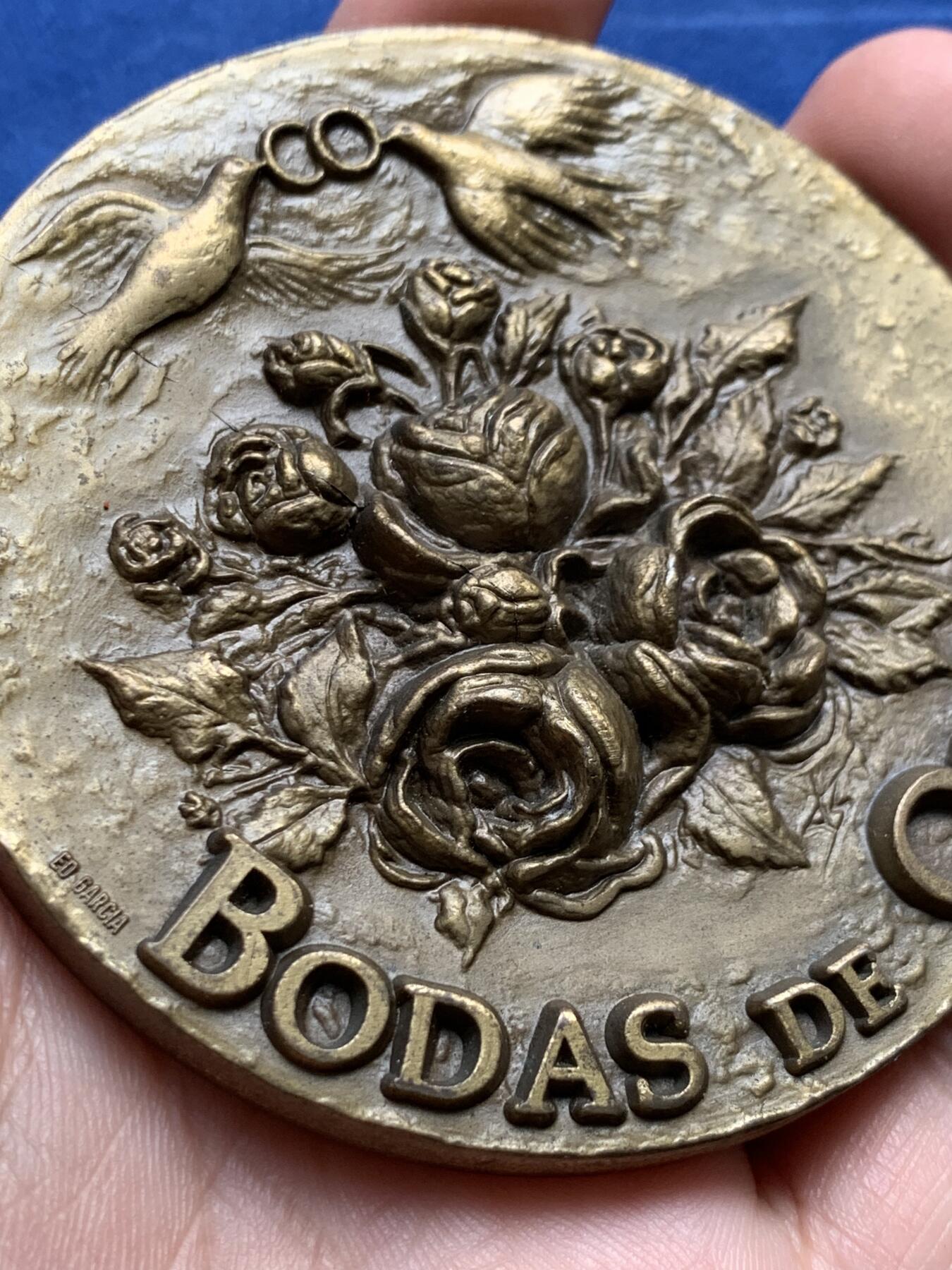 《竞宝斋》第434场 周日，周一2场连拍 （全场包邮） 金婚纪念章 双面高浮雕 244.1克 77.5mm