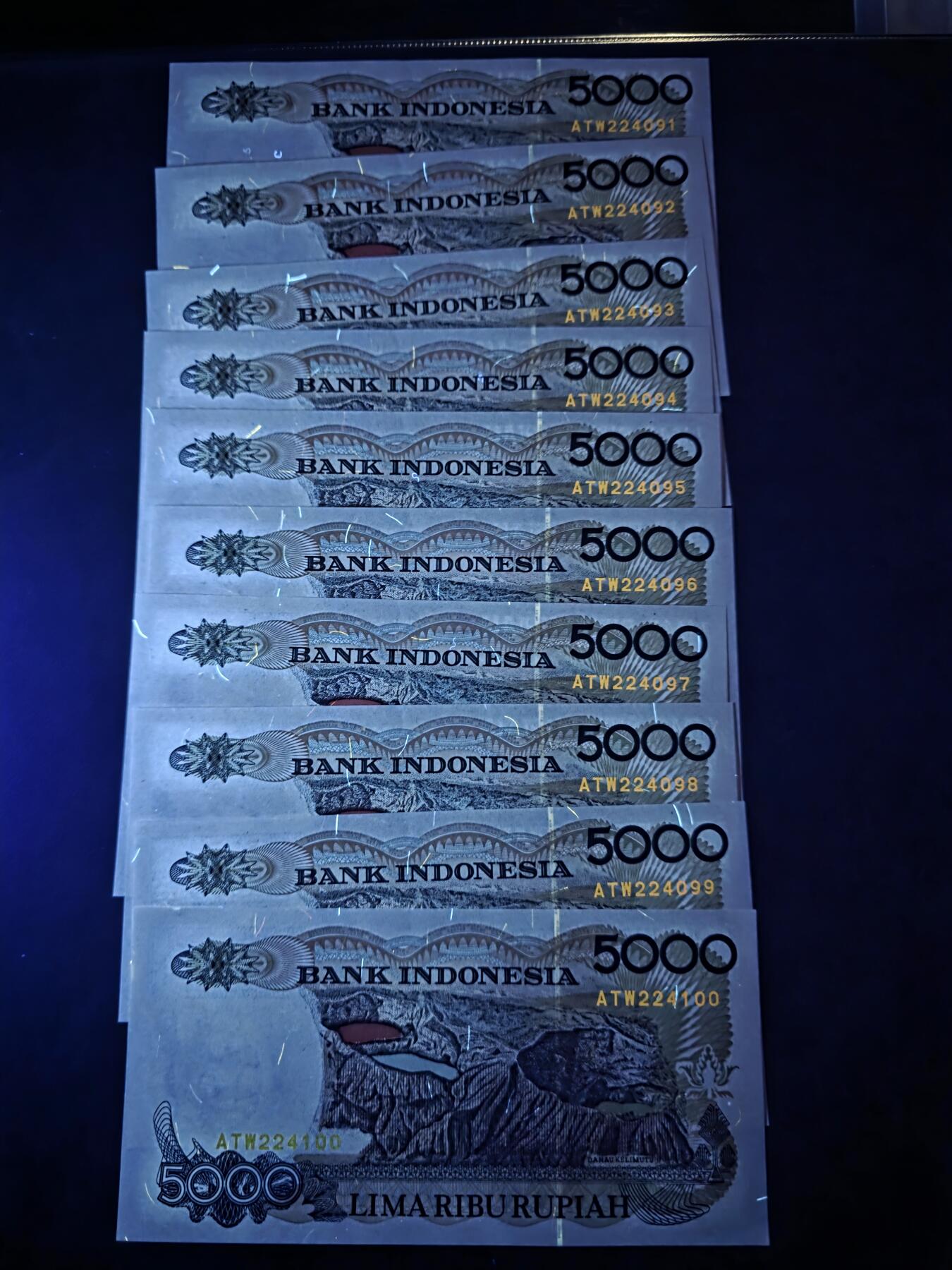 叁拾收藏第33期 印度尼西亚92年5000卢比10张连号（三色湖，克里穆图火山） UNC