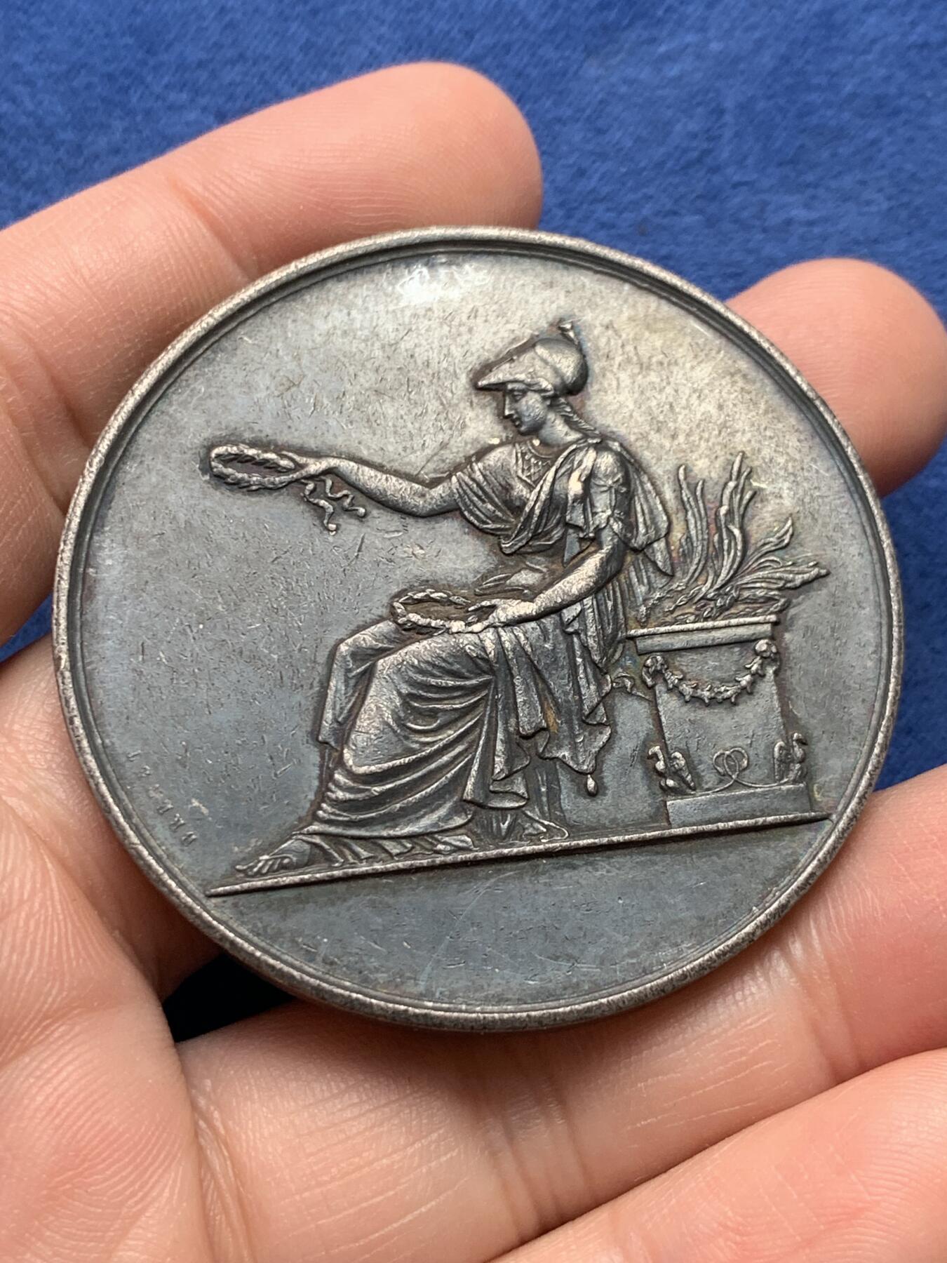 《竞宝斋》第434场 周日，周一2场连拍 （全场包邮） 法国巴黎雅典娜女神大银章 丰饶角银标 62.05克 50.6mm 12点处有钻孔