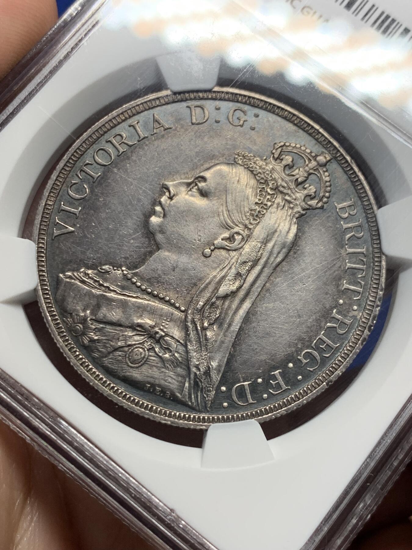 《竞宝斋》第434场 周日，周一2场连拍 （全场包邮） NGC UNCD 英国1887年维多利亚高冠马剑克朗，英国钱币名家Thorbum旧藏，双面包浆极美，适合自藏