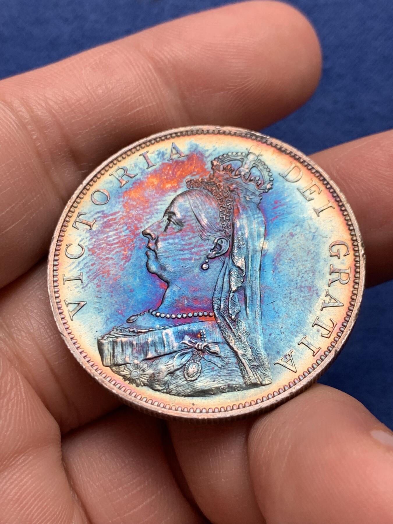 《竞宝斋》第434场 周日，周一2场连拍 （全场包邮） 英国1887年维多利亚高冠双弗洛林4先令大银币 奇幻环彩包浆 底板丝滑 层次分明 细节见图