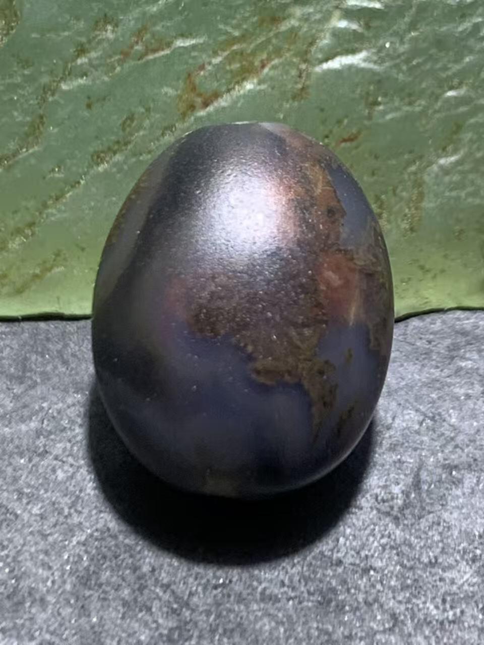 精美亚光风化纹冻料战国红玛瑙手工雕刻缘字随形珠一颗！