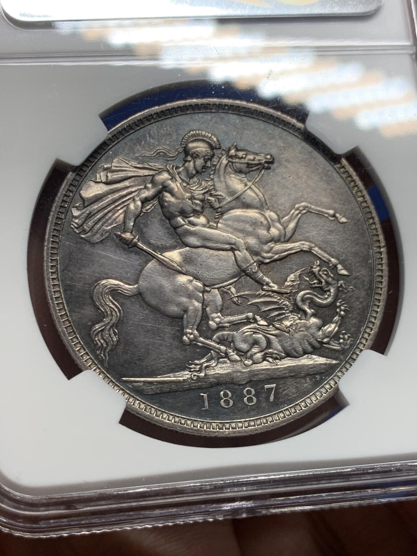 《竞宝斋》第434场 周日，周一2场连拍 （全场包邮） NGC UNCD 英国1887年维多利亚高冠马剑克朗，英国钱币名家Thorbum旧藏，双面包浆极美，适合自藏