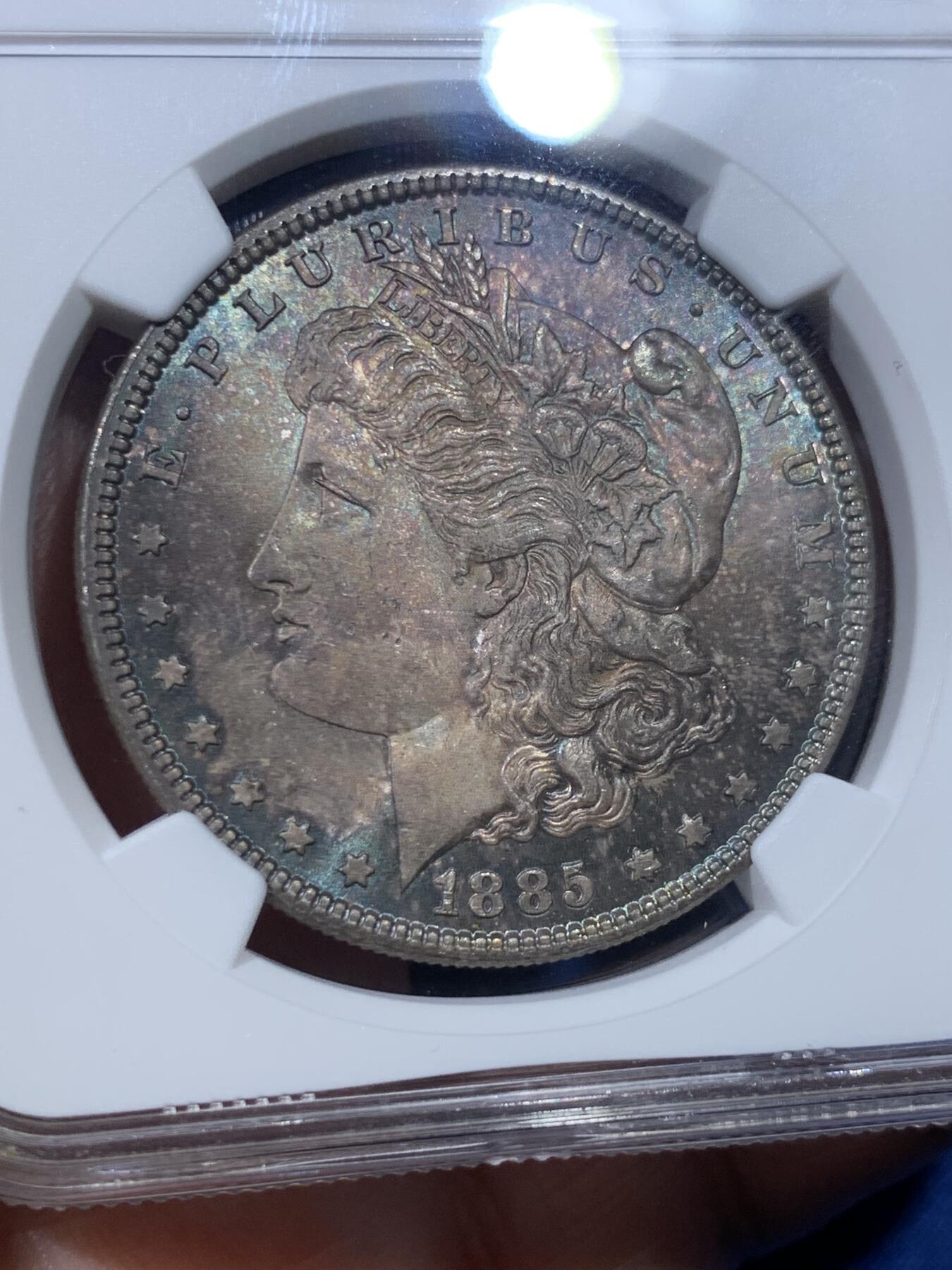 《竞宝斋》第434场 周日，周一2场连拍 （全场包邮） NGC MS64 美国1885年摩根银币 凝霜底板，女神面部神态难得，转光效果，底板底光充沛，双面包浆更美。