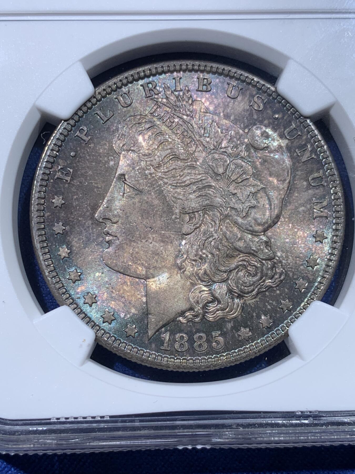 《竞宝斋》第434场 周日，周一2场连拍 （全场包邮） NGC MS64 美国1885年摩根银币 凝霜底板，女神面部神态难得，转光效果，底板底光充沛，双面包浆更美。