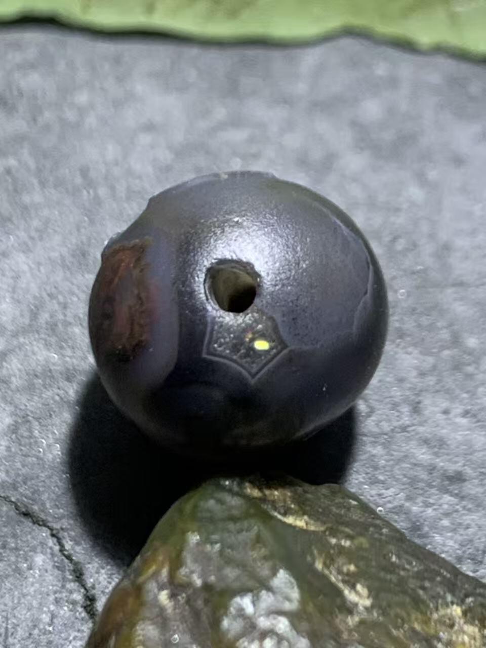 精美亚光风化纹冻料战国红玛瑙手工雕刻缘字随形珠一颗！