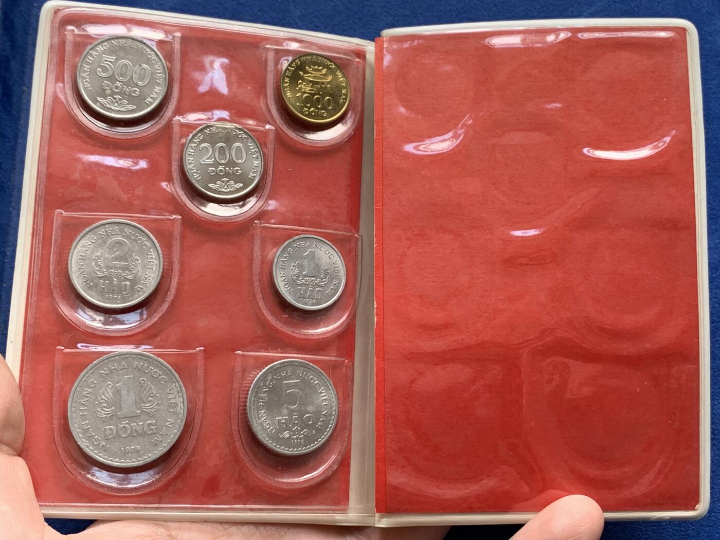 《竞宝斋》第434场 周日，周一2场连拍 （全场包邮） 越南 7枚装 套币 比较少见的装帧方式 年份 状态 请见图