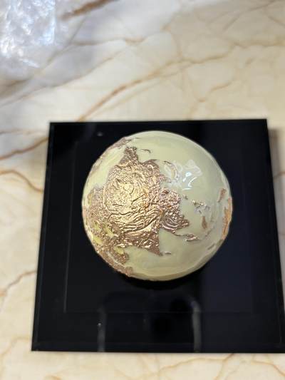 第180期拍卖【长期征集拍品】【北京币展专场】 - 巴巴多斯2023年明亮大理石地球3盎司球形镀金银币，999银，发行量999枚.有氧化