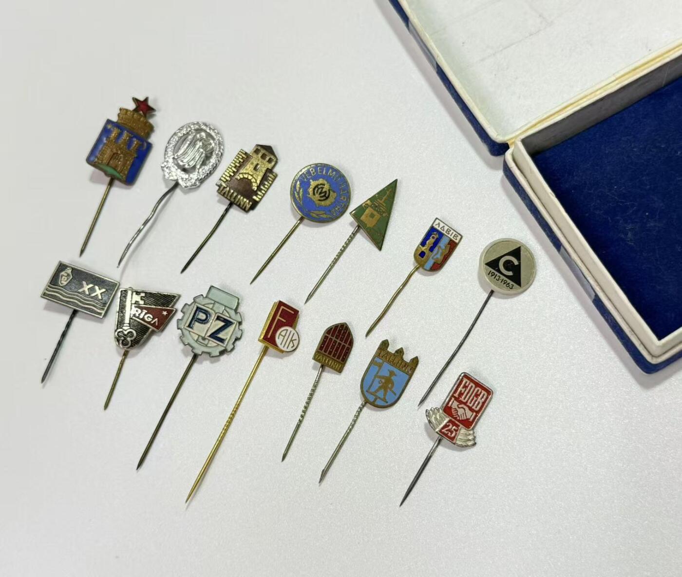 韵星假日精品2025秋季军品类拍卖会-- Rimey Holidays Boutique 2025 Autumn Militaria Sale 民主德国插针一组