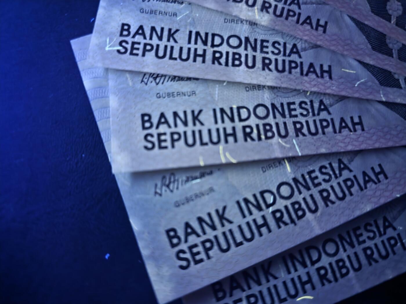 叁拾收藏第33期 印度尼西亚98年1万卢比10张连号（龙目岛林贾尼火山）UNC（边缘有潮斑）