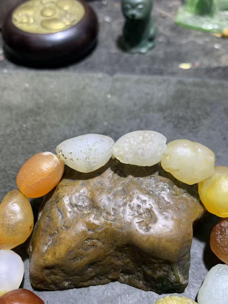 精美阿拉善彩珠玛瑙原石手串一条，。