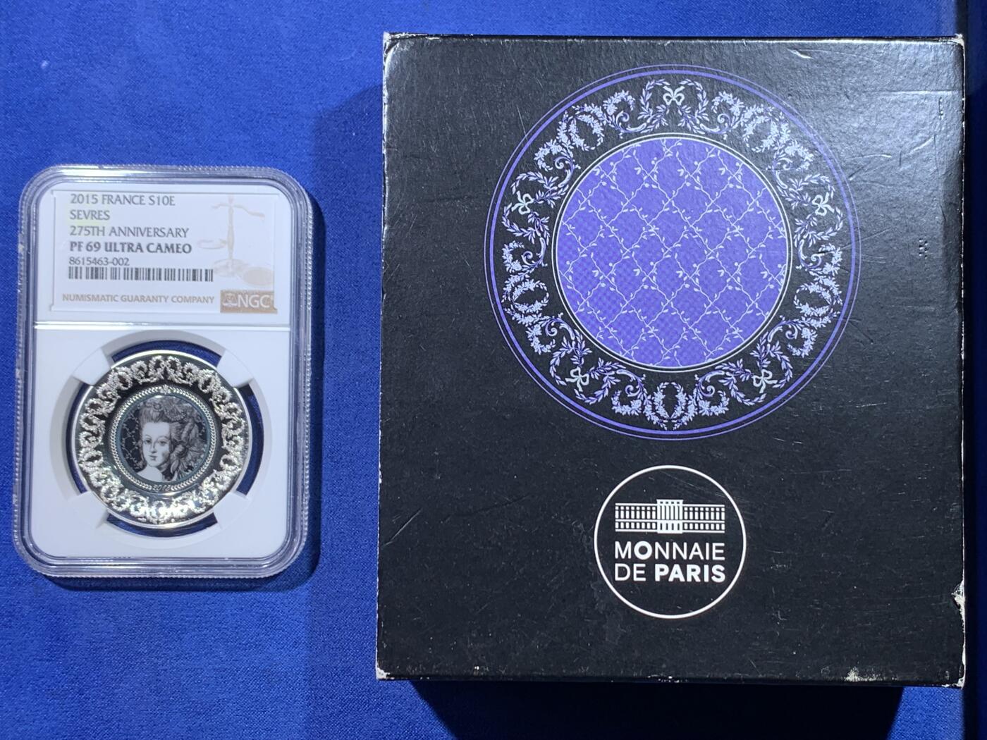 《竞宝斋》第434场 周日，周一2场连拍 （全场包邮） NGC PF69UC 法国2015年法兰西瑰宝-赛夫尔陶瓷10欧精制纪念银币（16.8克重，900银，币径37MM，限量发行5千枚，盒证齐全，袖珍银盘镶嵌陶瓷艺术品，回光流转熠熠生辉！）