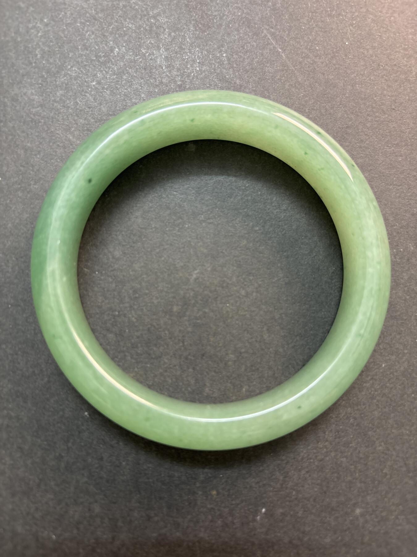 文馨钱币收藏第 278 场，银元，纸币，铜章场 长期接收代拍品 玉镯带盒子一个，什么货不懂