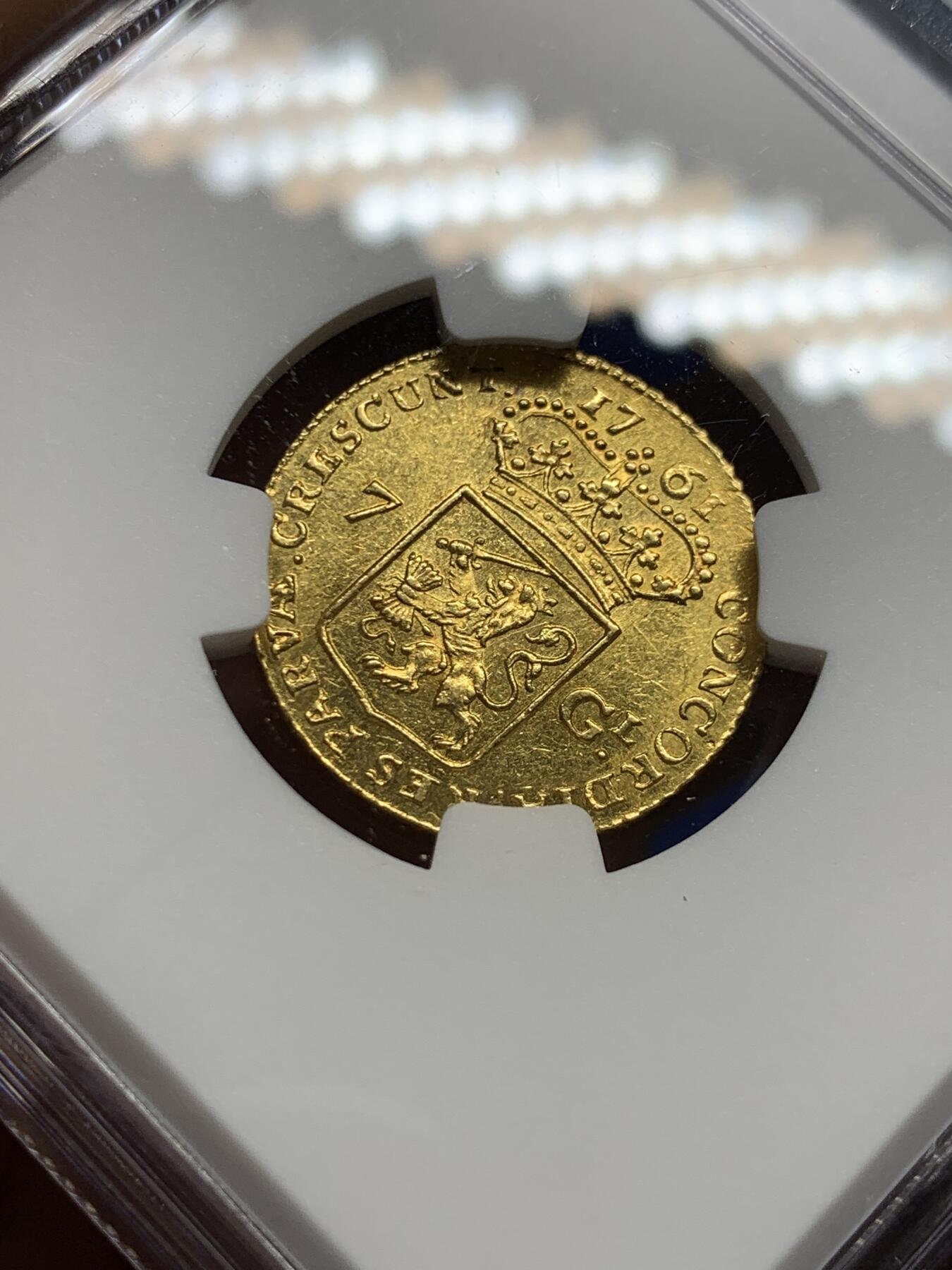 《竞宝斋》第434场 周日，周一2场连拍 （全场包邮） 最稀少的省 NGC MS62 荷兰 1761年 格罗宁根省和奥默兰登省 7盾 马剑金币 4.965克 看到100个乌特勒支大马剑也见不到一个格罗宁根，银马剑几年没见到了，金的还好，也很缺 值得收藏