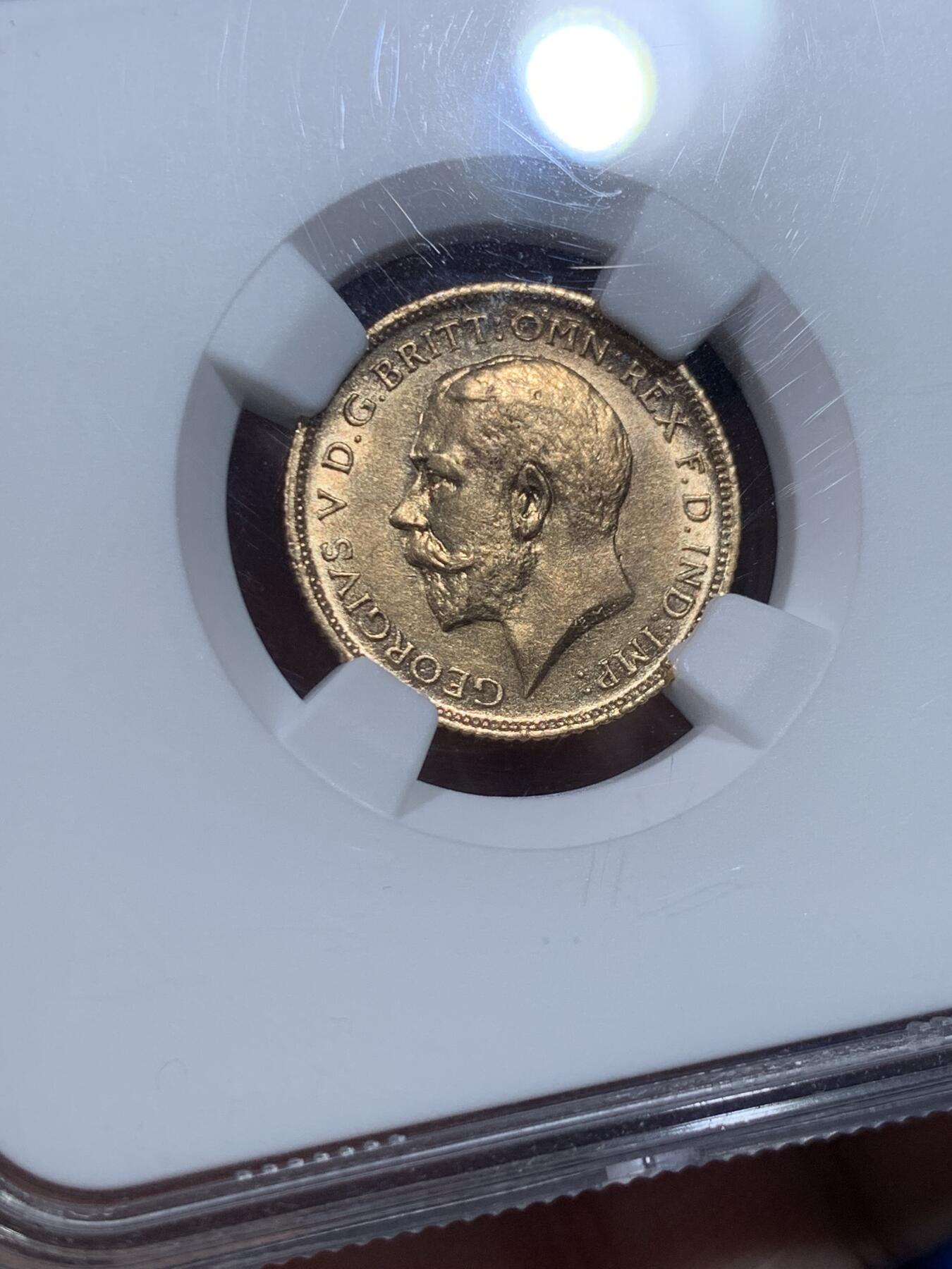 《竞宝斋》第434场 周日，周一2场连拍 （全场包邮） NGC MS61 澳大利亚 1915S 乔治五世 马剑 1/2SOV 金币，917金，3.994克，金价高涨的时候适合入手