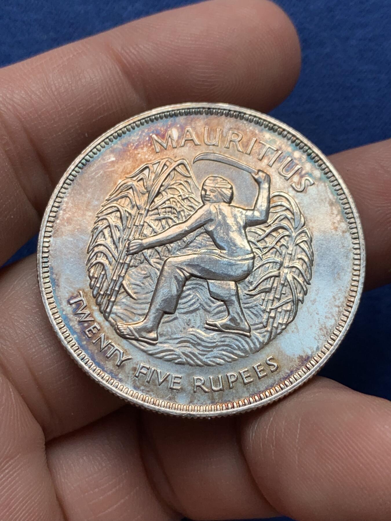 《竞宝斋》第434场 周日，周一2场连拍 （全场包邮） 毛里求斯1977年女王登基25周年28.46克大银币 带彩包浆