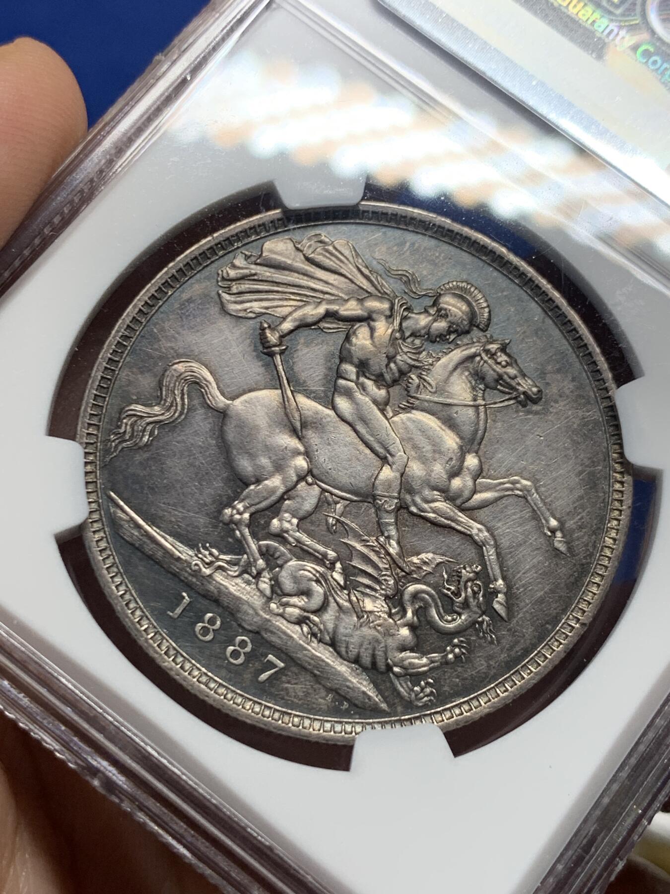 《竞宝斋》第434场 周日，周一2场连拍 （全场包邮） NGC UNCD 英国1887年维多利亚高冠马剑克朗，英国钱币名家Thorbum旧藏，双面包浆极美，适合自藏