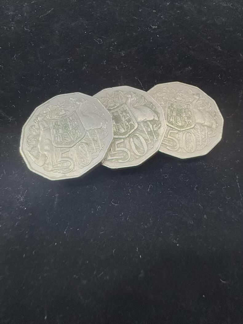开心价稀有澳大利亚1971年一枚、1983 年兩枚50分硬币，三枚一起走,少有十二角边形设计！
