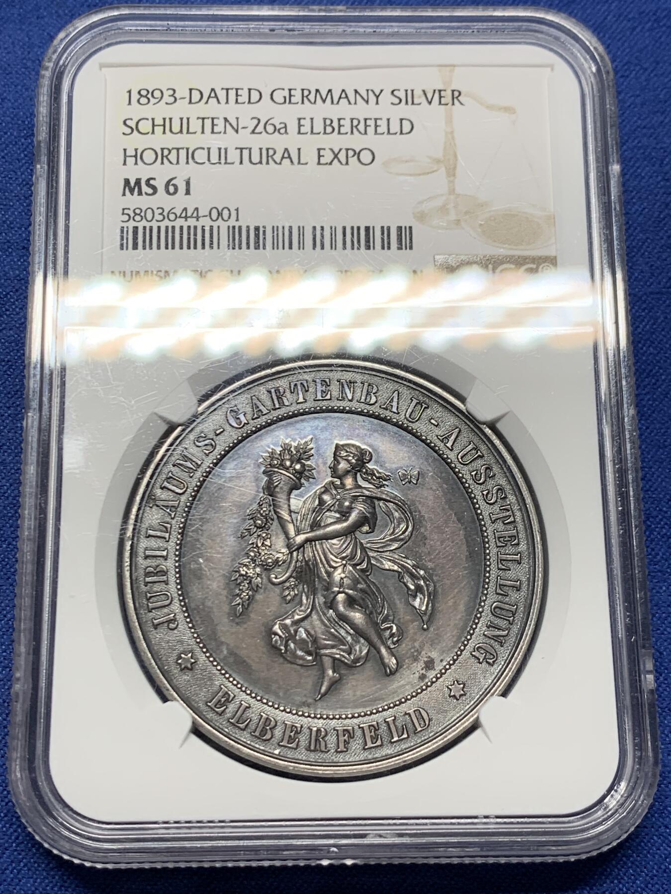 《竞宝斋》第434场 周日，周一2场连拍 （全场包邮） NGC MS61 德国1893年园艺博览会大银章，41mm大规格，少女衣纹流畅丰美，花卉蔬果刻画精细，工艺精湛。黑彩老包浆非常漂亮，实物状态极佳，严重低评