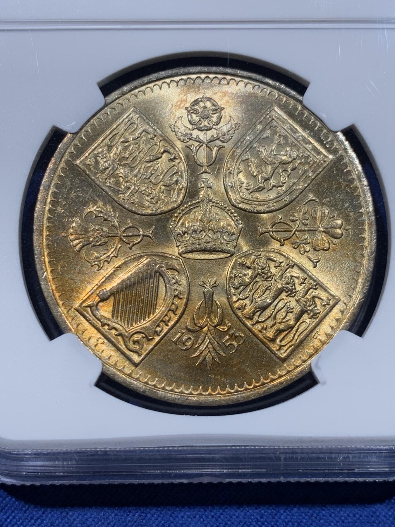 《竞宝斋》第434场 周日，周一2场连拍 （全场包邮） NGC MS64 英国1953年伊丽莎白二世女王登基纪念克朗，原汁原味黄金彩老包浆，包浆醇厚，转光强烈细节优秀，状态极佳。