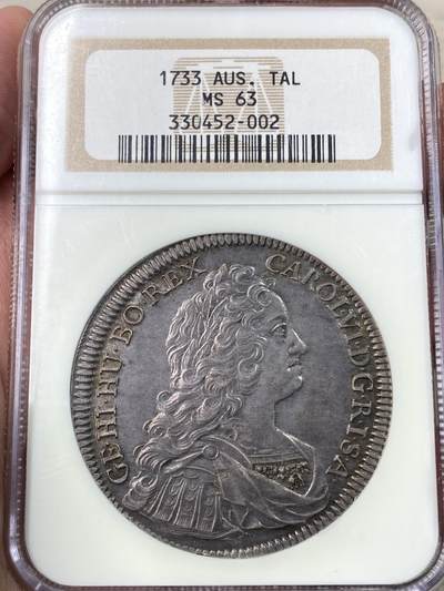 万国钱币拍卖第054期 - NGC MS63 1733年神圣罗马帝国皇帝卡尔六世双头鹰大泰勒 哈尔厂铸造 神罗经典品种 双面均匀欧陆深五彩 全深打细节锋利 NGC老白盒 观感超越分数的顶级状态