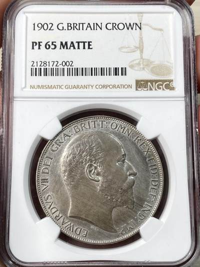 万国钱币拍卖第054期 - NGC PF65 1902年英国爱德华七世马剑克朗银币 精制MATTE 原味出厂状态 顶级素描质感 马剑面些许五彩点缀 爱七克朗达到65的难度和64相比堪称两个维度