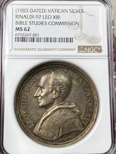 万国钱币拍卖第054期 - NGC MS62 1903年梵蒂冈教皇国利奥十三世成立圣经研究委员会纪念大银章 经典教皇高浮雕金彩覆盖 众神祖切托、莫泽塔和帕利姆、摩西、圣彼得、圣保罗、乔瓦尼在圣灵的照耀下传经颂德