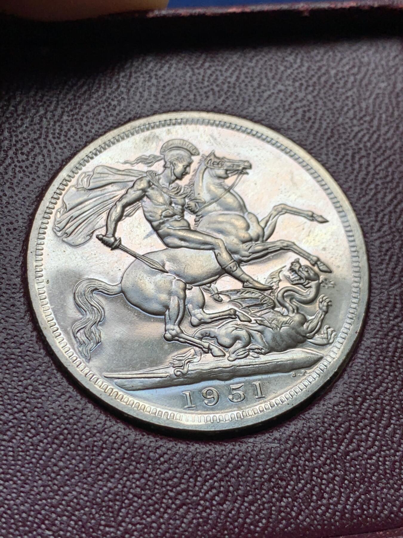 《竞宝斋》第434场 周日，周一2场连拍 （全场包邮） 英国1951年乔治六世马剑1克朗 两枚一组 带两种不同原盒 细节见图