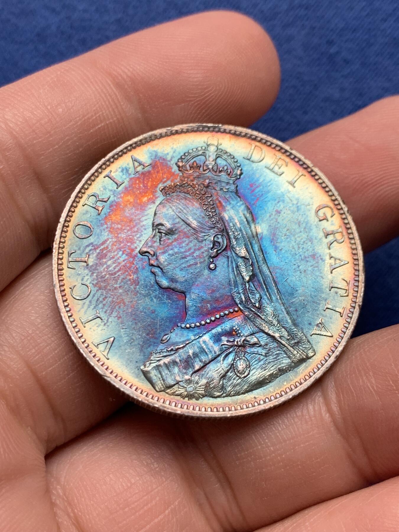 《竞宝斋》第434场 周日，周一2场连拍 （全场包邮） 英国1887年维多利亚高冠双弗洛林4先令大银币 奇幻环彩包浆 底板丝滑 层次分明 细节见图