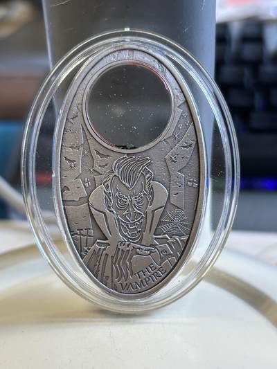 第180期拍卖【长期征集拍品】【北京币展专场】 - 斐济2012年启示录系列吸血鬼椭圆形纪念银币，925银，发行1000枚，镶嵌那里有脱落