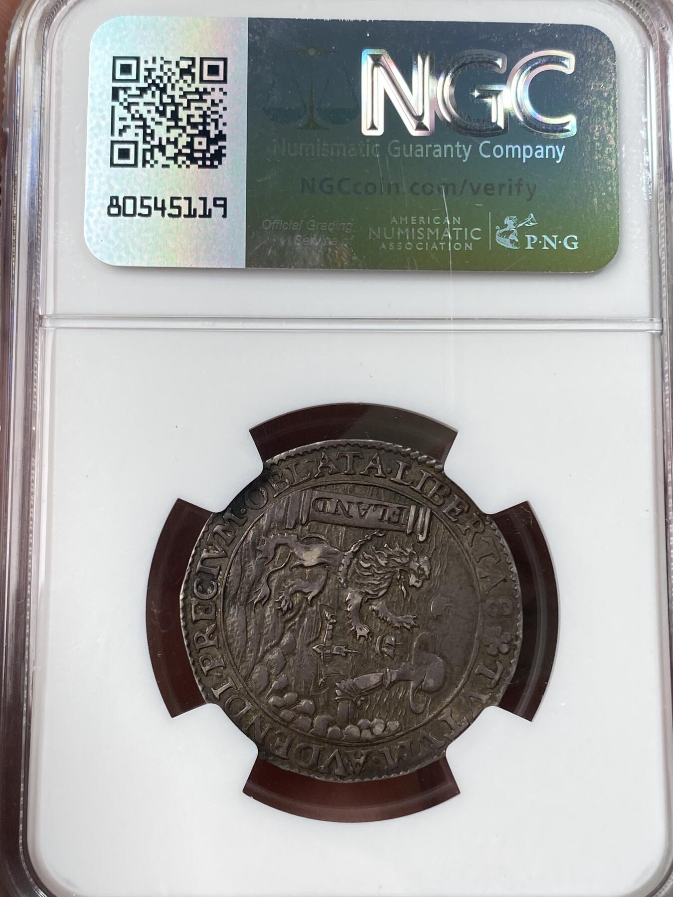 万国钱币拍卖第054期 NGC AU53 1600年荷兰尼德兰纪念银质代币 NGC没注明年份，纪念纽波特战役，直径29毫米。正反面雕刻都十分古朴精致，美不胜收。十分稀少品种。